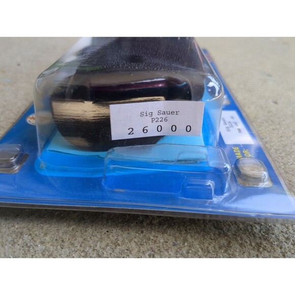 Hogue 26000 Grip With Finger Grooves for SIG SAUER P226 - Picture 5 of 7